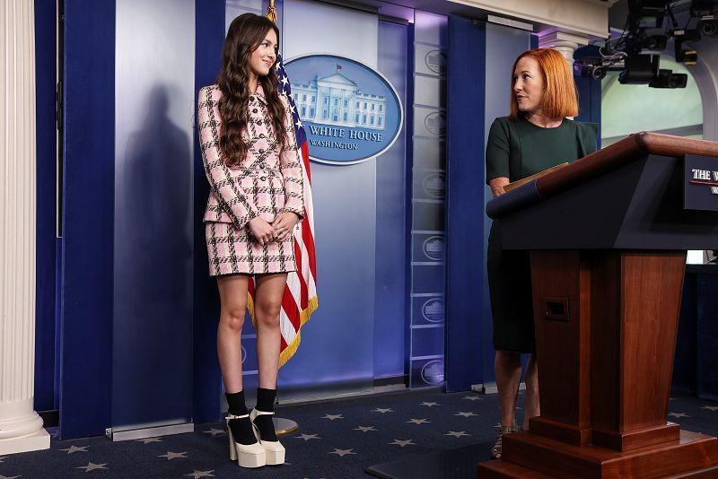 Jen Psaki, jefa de prensa de la Casa Blanca, presenta a Olivia Rodrigo.