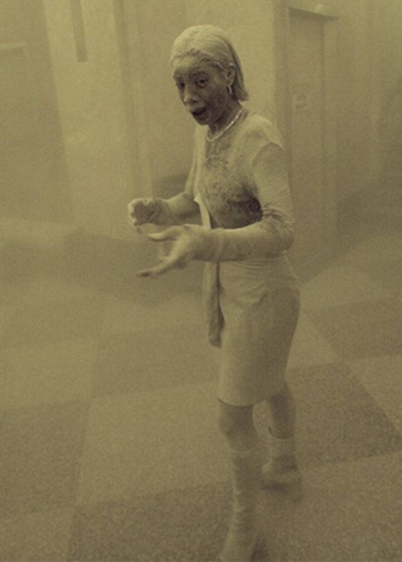 11-S: Una superviviente del 11-S huye cubierta de polvo tras el primer ataque a las Torres Gemelas