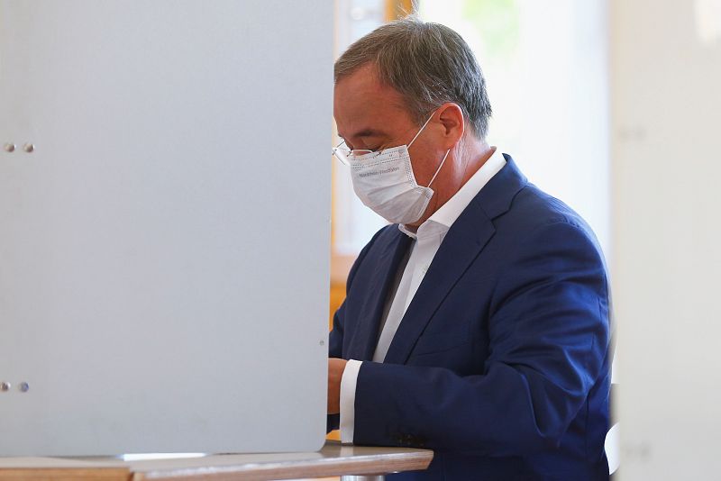 El líder de la Unión Demócrata Cristiana (CDU) y principal candidato a canciller Armin Laschet vota en las elecciones generales, en Aquisgrán.