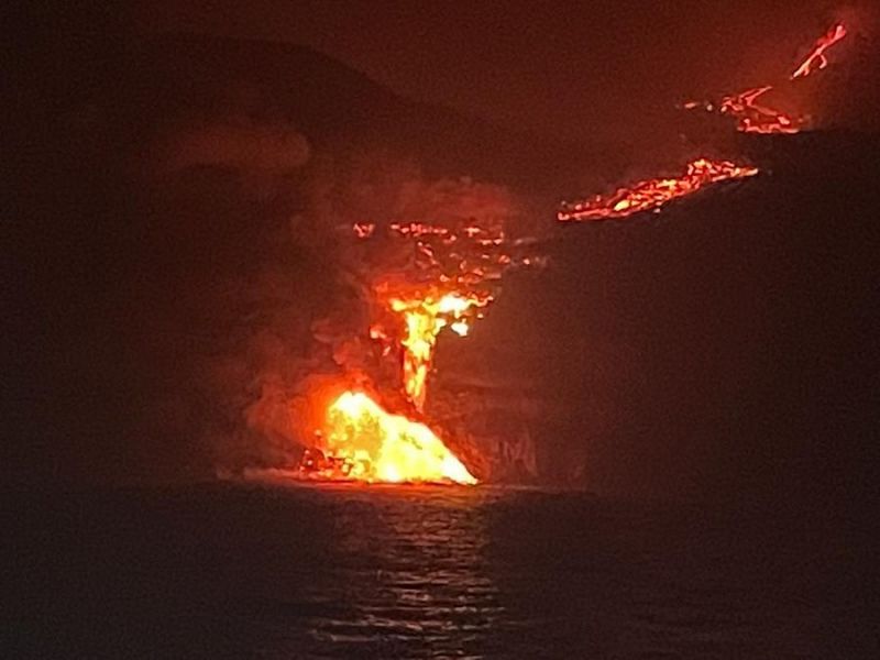 La lava llega al mar en una zona de acantilados en la costa de Tazacorte