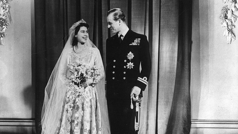 La entonces princesa Isabel II de Inglaterra y el Duque de Edimburgo, con uniforme de Teniente de la Armada, posan el día de su boda en la Abadía de Westminster.
