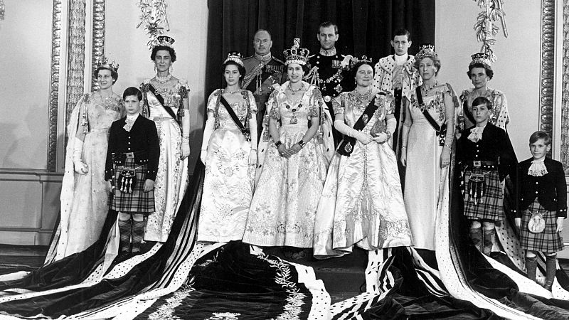 Foto de la Familia Real inglesa tras la coronación de Isabel II como reina el 2 de junio de 1953.
