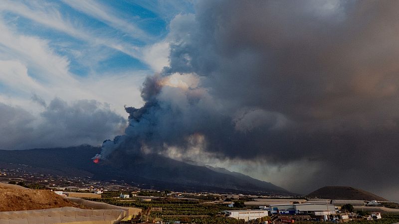 El volcán de La Palma entra en una nueva fase en la que las coladas crecen en altura