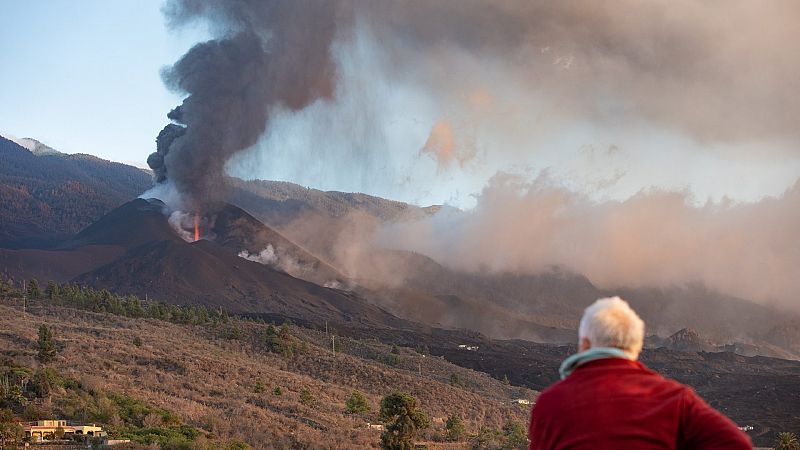 Se cumplen 40 días de erupción en La Palma y los equipos de emergencia vigilan las múltiples coladas del volcán