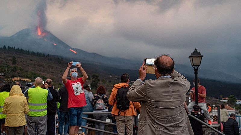 El volcán de Cumbre Vieja en La Palma se ha convertido en este puente en un gran atractivo turístico
