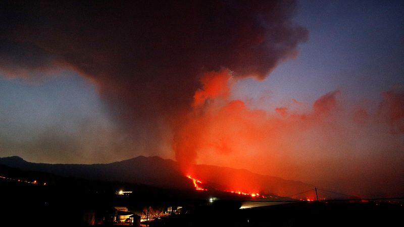 El volcán en Cumbre Vieja, en La Palma, continúa expulsando lava y cenizas