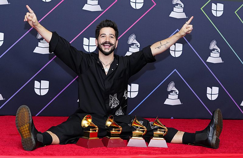 Camilo celebra sus cuatro Latin Grammy sobre la alfombra de la gala.
