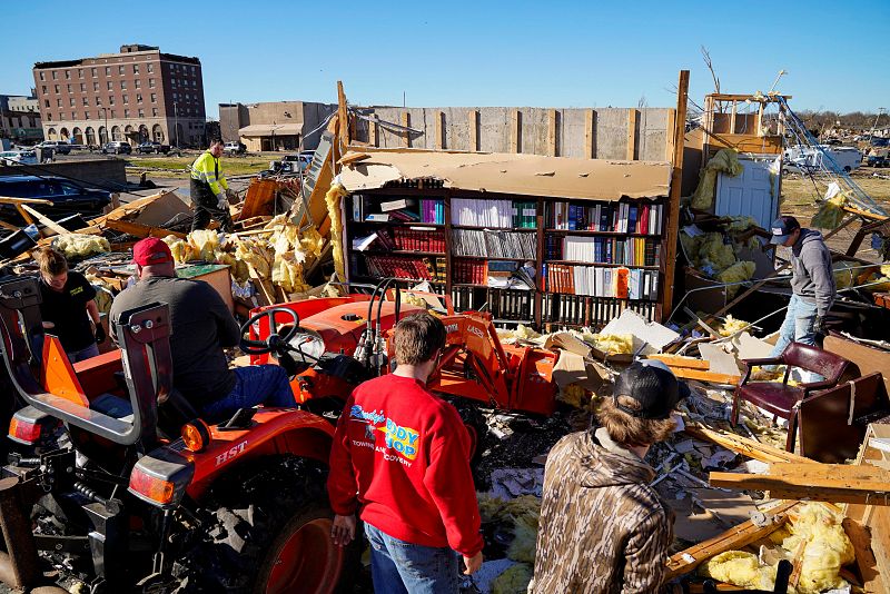 Una librería permanece en pie entre los escombros de una casa