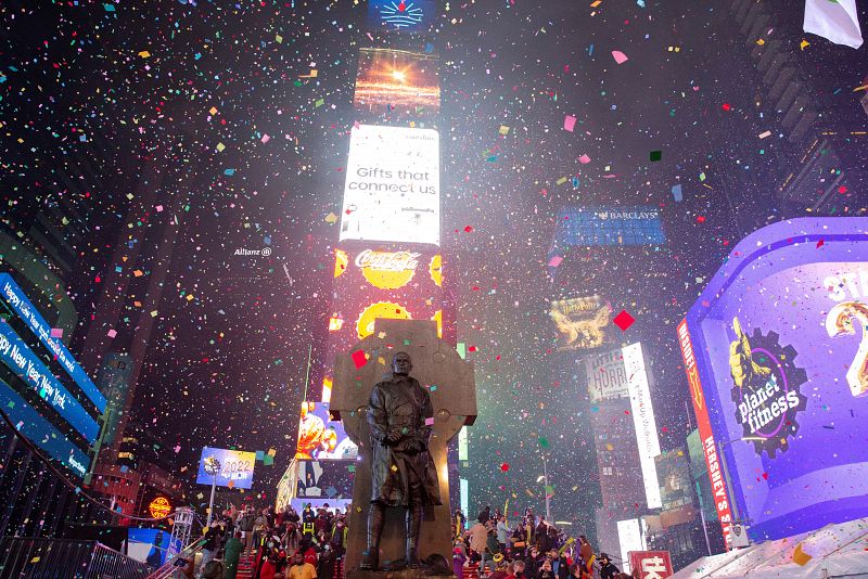 El confeti cae en Times Square (Nueva York) urante la celebración de la llegada de 2022