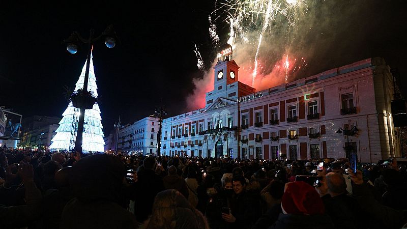 Fuegos artificiales en Nochevieja por la llegada del año 2022 en la Puerta del Sol, en Madrid