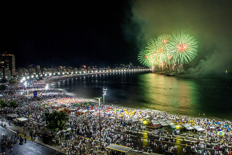 Fuegos artificiales en la playa de Copacabana (Río de Janeiro) para celebrar la llegada de 2022