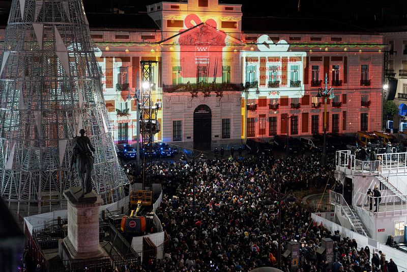 Así han celebrado miles de madrileños la llegada del Nuevo Año 2022, siguiendo en directo las campanadas en la Puerta del Sol