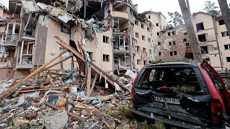 Un edificio residencial destruido por los bombardeos en Kiev, Ucrania