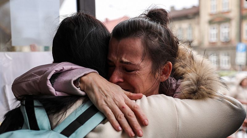 La obligación para los hombres de permanecer en Ucrania ha dividido a las familias que huyen de la guerra