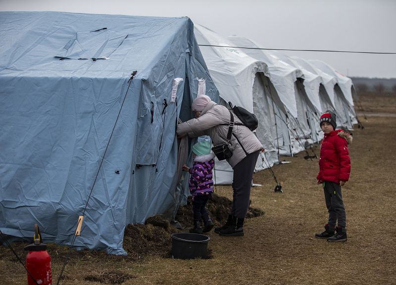 Personas que huyen de Ucrania llegan a un campo de refugiados cerca de la aldea de Palanca, a unos tres kilómetros de la frontera entre Moldavia y Ucrania.