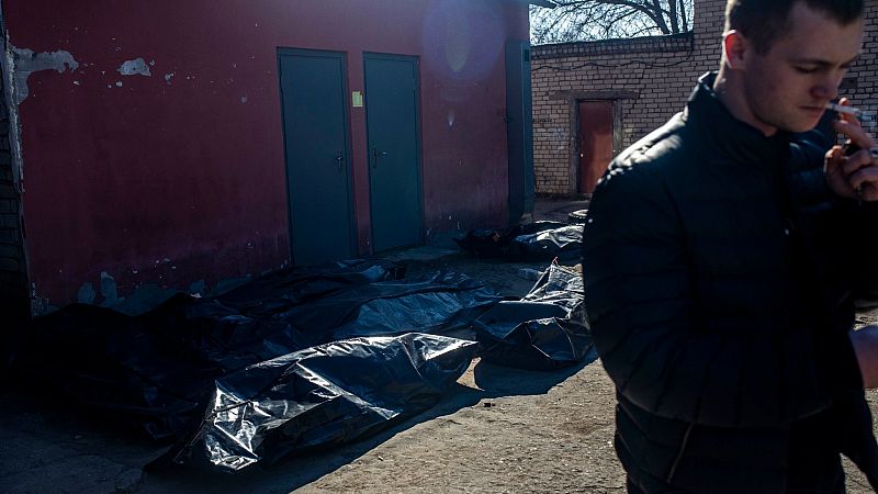 Entrada a la morgue de Mykolaiv donde se acumulan los cuerpos y están desbordados, de los 30 cadáveres que llegan al día más de un tercio son de civiles. Por las mañanas muchos familiares acuden en busca de sus seres queridos