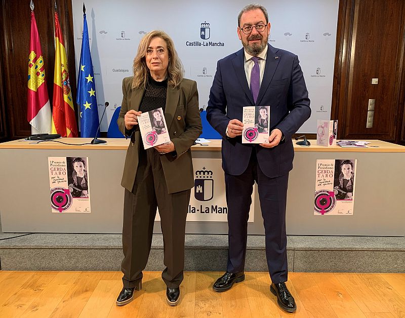 Mar Corral y Eusebio Robles presentando las bases del I Premio de Periodismo "Gerda Taro"