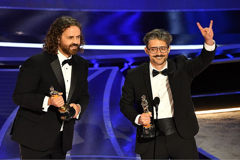 El director y animador Alberto Mielgo (dcha.) y el productor Leo Sánchez (izq.) aceptan el premio al mejor corto animado por "El limpiaparabrisas"