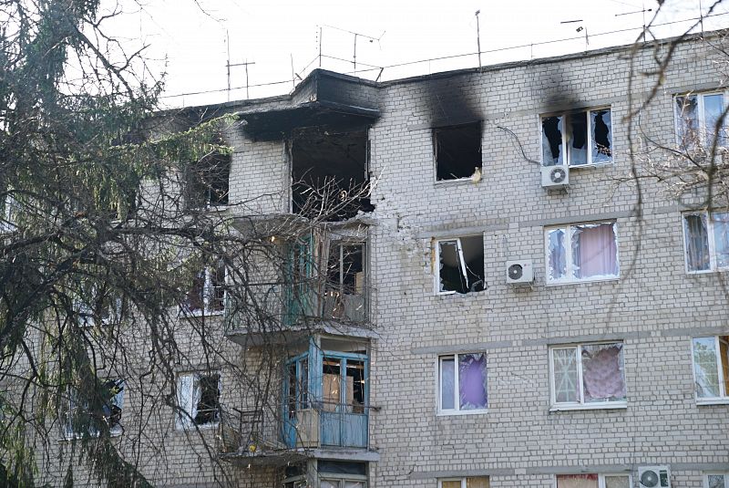 Un edificio de viviendas dañado por los bombardeos rusos en la ciudad de Járkov.
