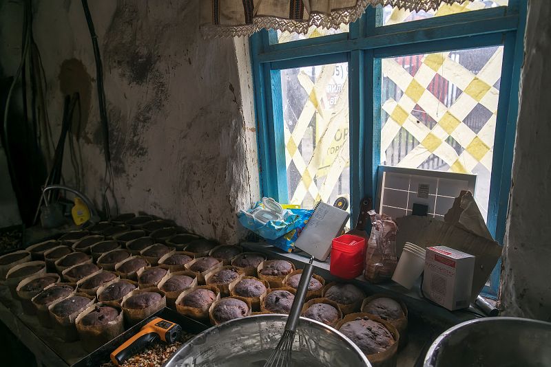 Pasteles de Pascua preparados con la receta tradicional se ven en una mesa dentro de una antigua panadería, que sobrevivió durante la invasión de Rusia en la ciudad de Bucha.