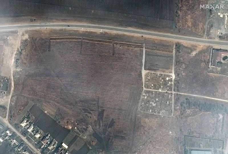 Esta imagen satelital, publicada por Maxar Technologies el 21 de abril de 2022, muestra una vista general de un cementerio y de un sitio de expansión temprana de tumbas en el borde noroeste de Manhush, Ucrania (ubicado aproximadamente a 20 kilómetros
