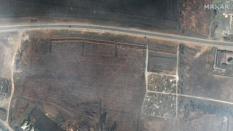 Imágenes por satélite del 21 de abril de 2022, muestran supuestamente un cementerio y nuevas tumbas al noroeste de la localidad de Manhush, a 20 kilómetros de Mariúpol. Foto: Satellite Images 2022 Maxar Technologies/Afp