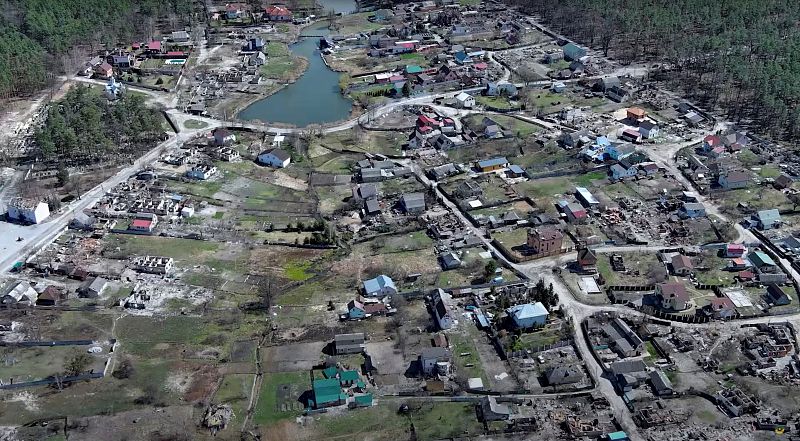 Una vista general muestra las casas dañadas, en medio de la invasión rusa, en el pueblo de Moshchun, en la región de Kiev.