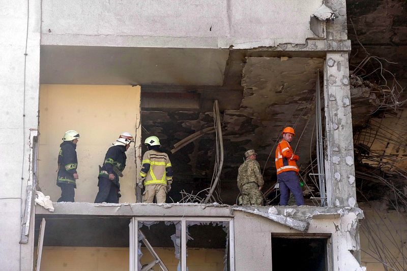 Un equipo de rescate busca entre los escombros de un edificio derrumbado por un misil en Odesa. 