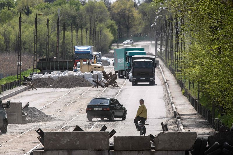 Un ciclista recorre una calle fortificada en Zaporiyia, Ucrania.