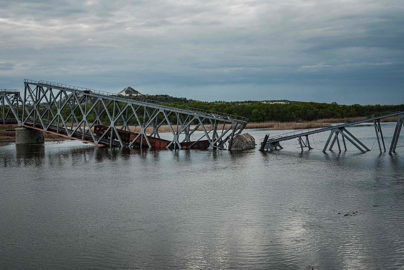 Un puente ferroviario destruido sobre el río Siverskyi Donets, en Raygorodok, este de Ucrania. 