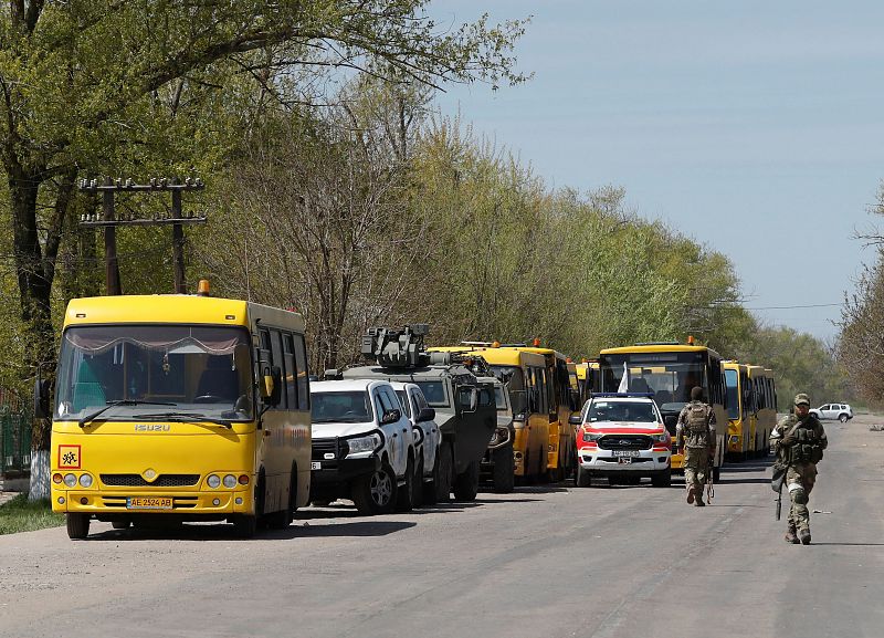 Autobuses para transportar a los evacuados, incluidos los civiles que abandonaron Azovstal en Mariúpol, cerca de un centro de alojamiento temporal en el pueblo de Bezimenne. 