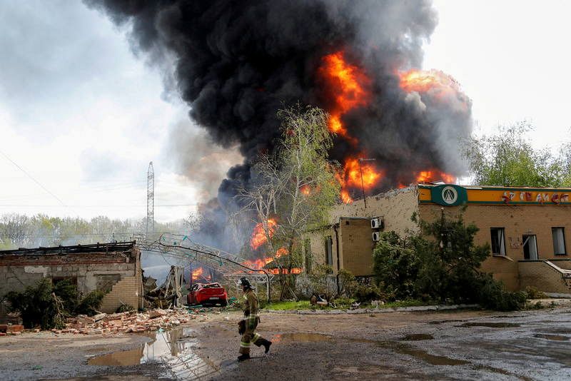 El humo se eleva por encima de un almacén de petróleo en llamas durante el conflicto entre Ucrania y Rusia en las afueras de Donetsk
