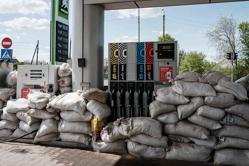 Sacos de arena protegen los surtidores de combustible en una gasolinera de Kostyantynivka, en el este de Ucrania.