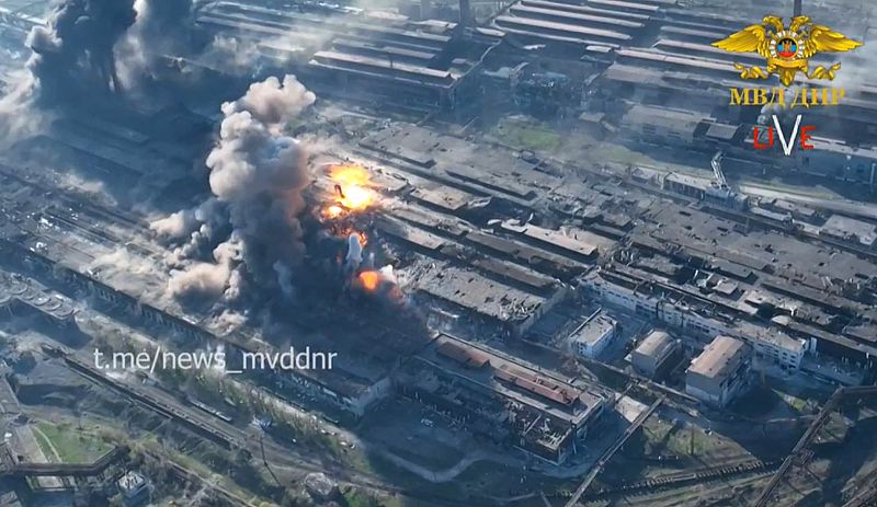 Esta captura de vídeo sin fecha tomada de una grabación de mano publicada por el Ministerio del Interior de la autoproclamada República Popular de Donetsk (DNR) en Telegram muestra explosiones en la planta de acero Azovstal