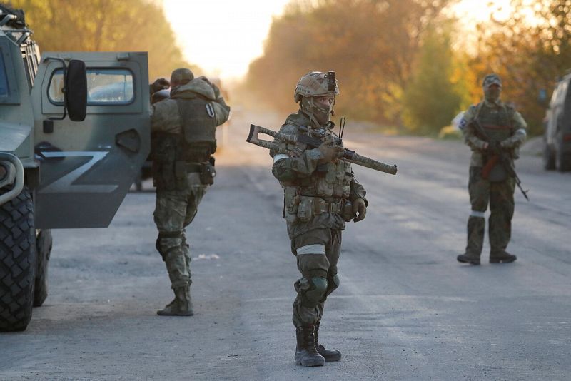 Soldados rusos esperan órdenes en Ucrania