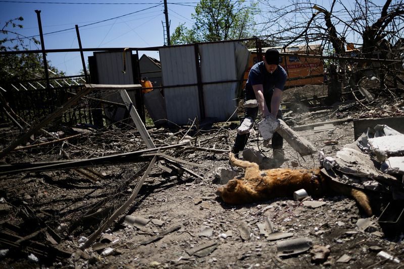Un ucraniano rescata a su perro de los escombros