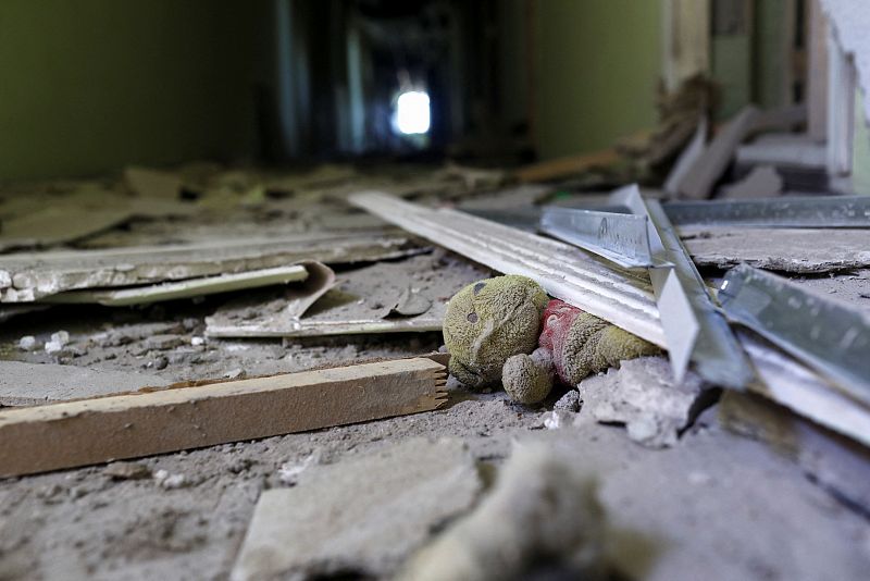 Un oso de peluche es fotografiado sobre los escombros después de que un bombardeo ruso afectara a la Casa de la Cultura de Derhachi, que se utilizó para distribuir ayuda, en medio del ataque de Rusia a Ucrania, cerca de Járkov