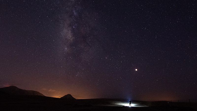 La Vía Láctea sobre la montaña de Tindaya, en Fuerteventura, durante el eclipse total de luna.