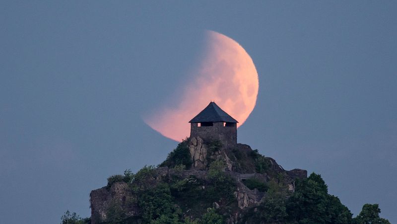 El eclipse de luna, sobre el castillo de Salgó, en Hungría.