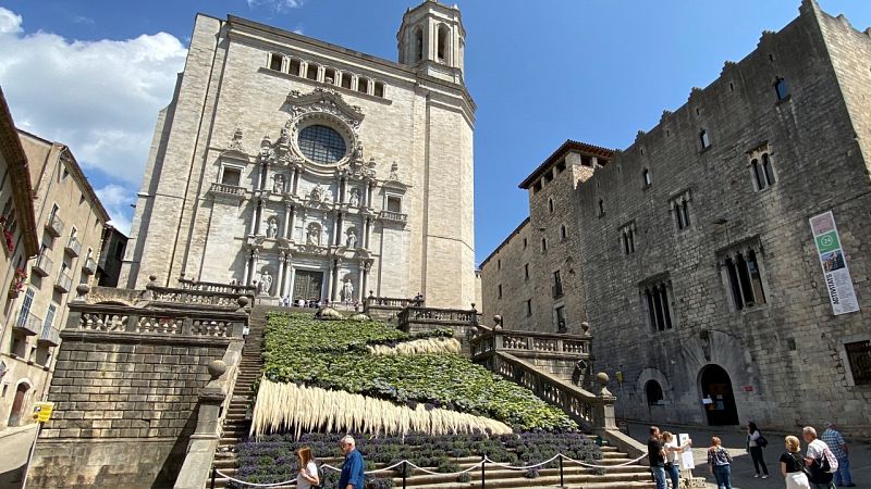 Diversos turistes gaudeixen de la mostra floral Temps de Flors, un dels principals reclams turístics de Girona