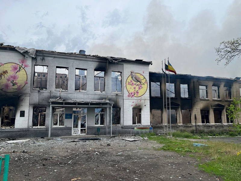 Restos de una escuela destruida en medio de la actual invasión rusa de Ucrania, en Avdiivka, región de Donetsk, donde siguen aumentando los combates entre rusos y ucranianos.