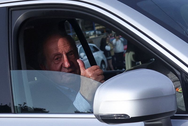 El rey emérito Juan Carlos I llega a Sanxenxo en el coche de su amigo Pedro Campos