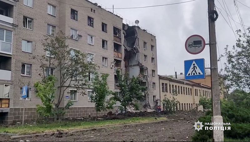 Vista de un edificio dañado después de ser golpeado por un ataque aéreo, en Bakhmut, región de Donetsk.