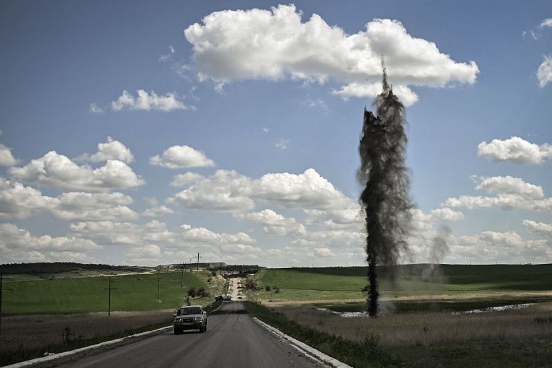 Un mortero explota junto a la carretera que conduce a la ciudad de Lisychansk, en la zona ucraniana oriental de Donbás, donde Rusia ha centrado sus esfuerzos tras la toma de Mariúpol