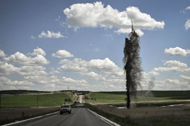  Un mortero explota junto a la carretera que conduce a la ciudad de Lisychansk, en la zona ucraniana oriental de Donbás, donde Rusia ha centrado sus esfuerzos tras la toma de Mariúpol