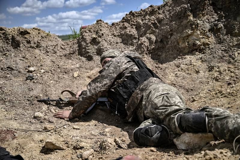 Un militar ucraniano se pone a cubierto durante un bombardeo a las afueras de la ciudad de Lisychansk, Lugansk.