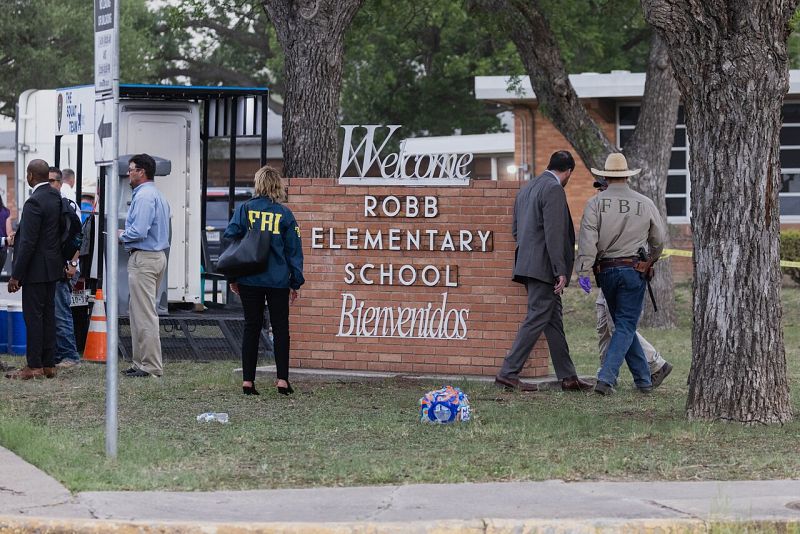 La policía y los investigadores continúan trabajando en la escena de un tiroteo en la Escuela Primaria Robb en Uvalde, Texas, EE. UU.