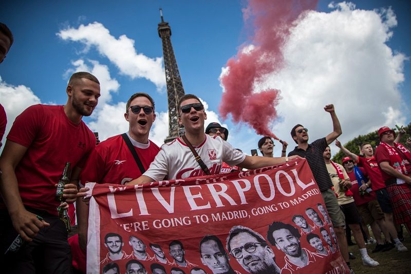 Aficionados del Liverpool disfrutan las horas previas a la final de Champions en las calles de París.