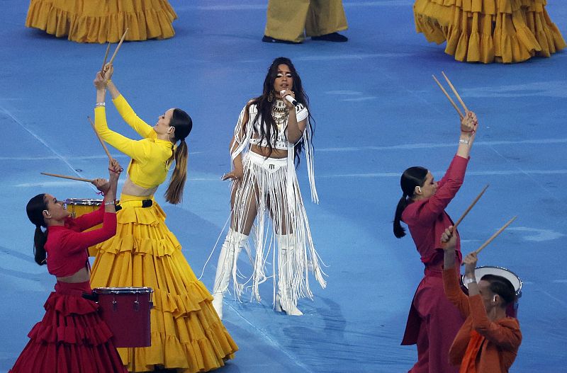 Camila Cabello canta en el espectáculo previo de la final de la Champions.
