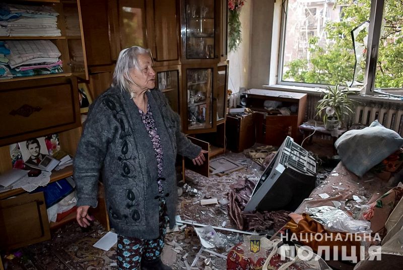 Una residente local se encuentra en su piso en un edificio de apartamentos destruido en un ataque de misiles en Sloviansk.